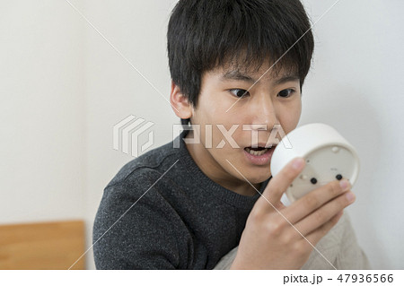 寝坊した男の子　中学生　高校生 47936566