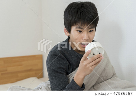 寝坊した男の子 中学生 高校生 寝坊した男の子 中学生 高校生 47936567