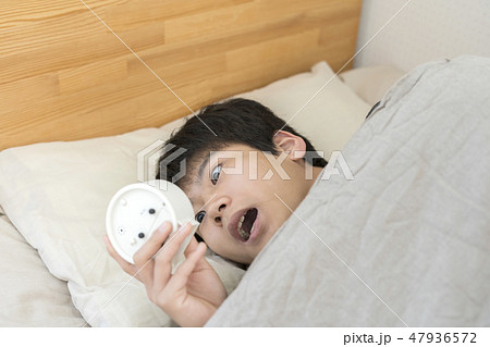 寝坊した男の子　中学生　高校生 47936572