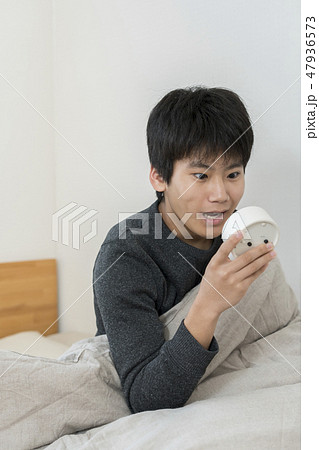寝坊した男の子　中学生　高校生 47936573