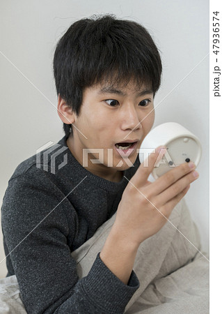 寝坊した男の子　中学生　高校生 47936574