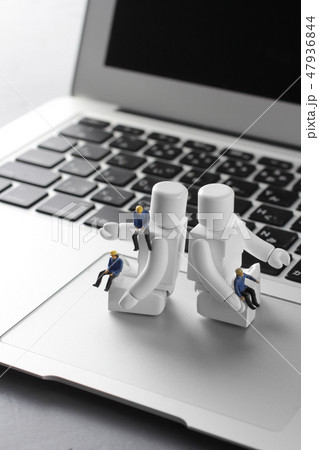 仕事を休みたいAIロボット 47936844