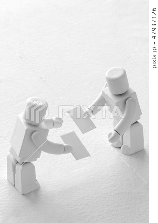 未来社会のビジネス現場で名刺交換をするAIロボット 47937126