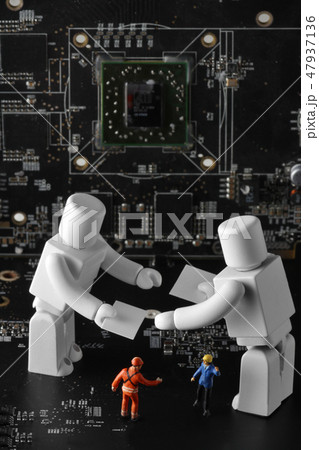 未来社会のビジネス現場で名刺交換をするAIロボット 47937136