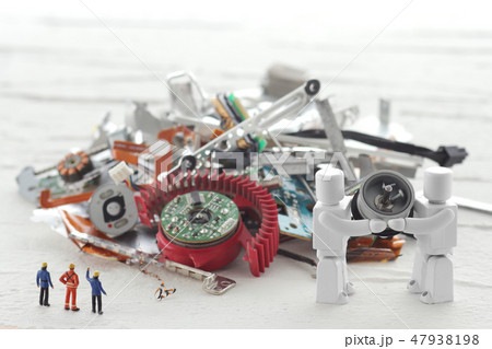 未来社会の災害現場で人間を助けるAIロボット 47938198