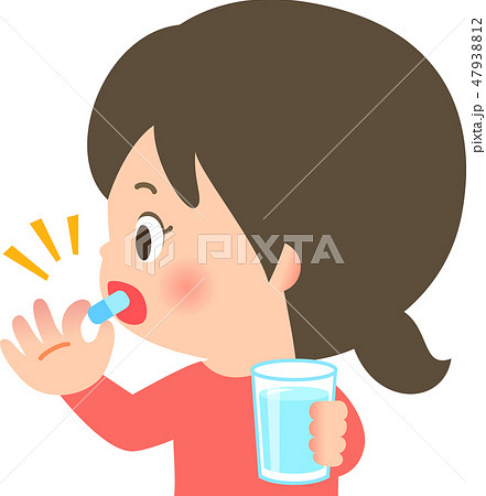 カプセルを飲む若い女性 47938812