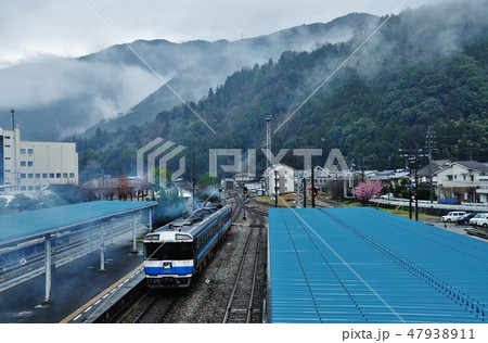 阿波池田駅を発車する特急剣山(キハ185系) 阿波池田駅を発車する特急剣山(キハ185系) 47938911