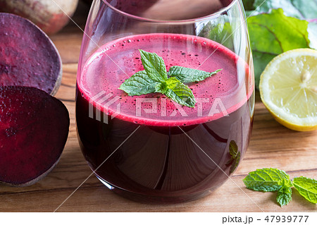 Red beet juice in a glass with lemon 47939777