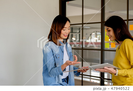 Start up partners are working in casual clothes 47940522