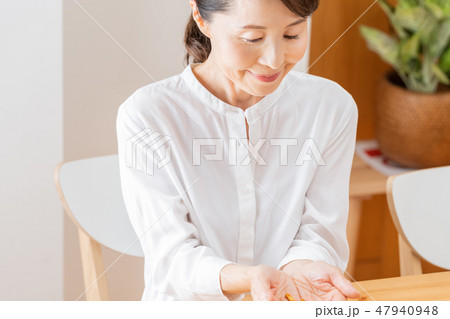 サプリメントを飲む女性 47940948