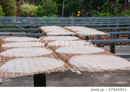 ベトナム　カントー　天日干しされているライスペーパー 47940951