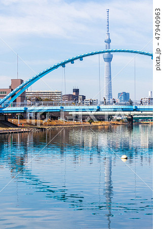 旧中川　ふれあい橋ごしに見る東京スカイツリー 47940963