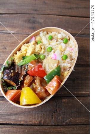 曲げわっぱに入れたチャーハンと酢豚の中華弁当 曲げわっぱに入れたチャーハンと酢豚の中華弁当 47941576