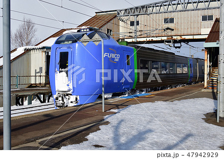 冬の北海道七飯町大中山駅を通過する振り子特急の風景を撮影 47942929