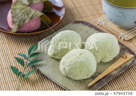 うぐいす餅と桜餅 うぐいす餅と桜餅 47943756