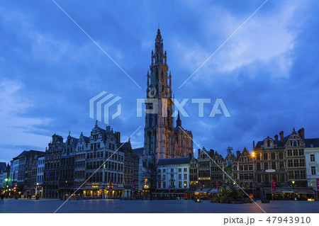 ベルギー　アントワープ　聖母大聖堂とブラボーの噴水 47943910