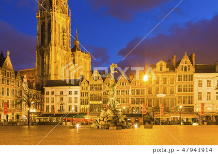 ベルギー　アントワープ　聖母大聖堂とブラボーの噴水 47943914