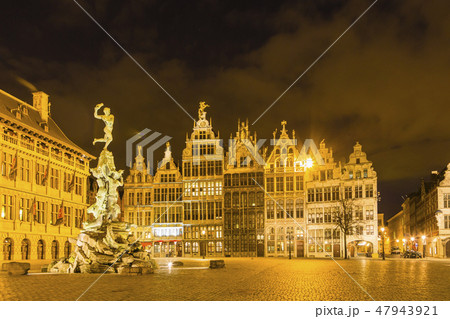 ベルギー　アントワープ　市庁舎とブラボーの噴水 47943921