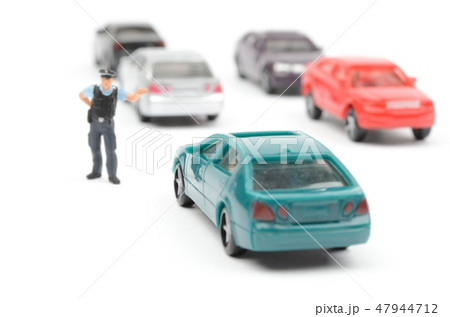 警察官と自動車 47944712