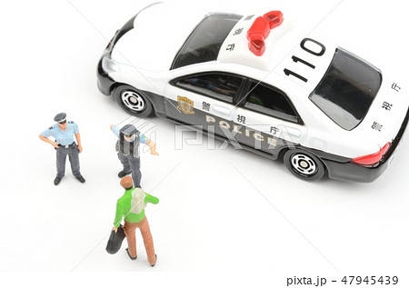 警察官と男性 警察官と男性 47945439
