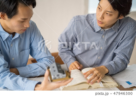 建築基準法を引きながら一級建築士の試験勉強をする若い男性大学生大学院生 47946300