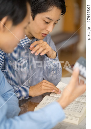 若い大学院生の一級建築士獲得を目指す大手ゼネコンの設計チーム 若い大学院生の一級建築士獲得を目指す大手ゼネコンの設計チーム 47946305