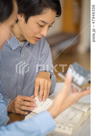 住宅の模型を活用しながら建築確認申請の手続きを教える大手ゼネコンの設計マン 47946306