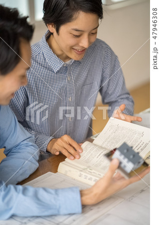一級建築士の先輩から建築基準法施行令を教えてもらう設計事務所の新入社員 一級建築士の先輩から建築基準法施行令を教えてもらう設計事務所の新入社員 47946308