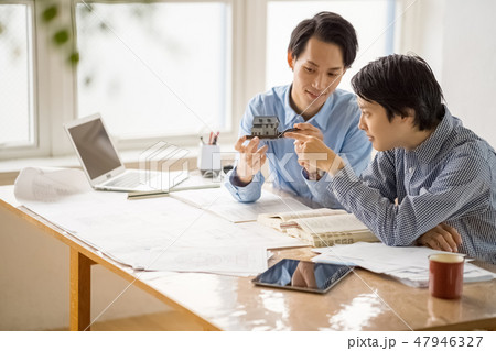 信頼のおける先輩から一級建築士の試験勉強を教えてもらい嬉しそうに楽しく勉強する若い男性会社員 信頼のおける先輩から一級建築士の試験勉強を教えてもらい嬉しそうに楽しく勉強する若い男性会社員 47946327