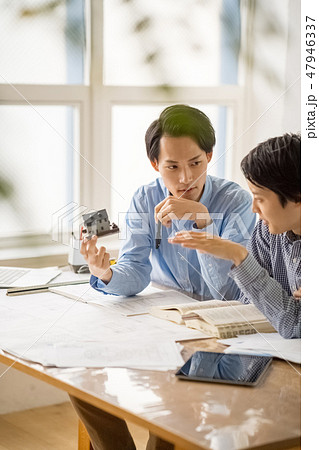 リノベーション改修工事の依頼を受け建築基準法に適合するように検討する若い男性設計ビジネスマン リノベーション改修工事の依頼を受け建築基準法に適合するように検討する若い男性設計ビジネスマン 47946337