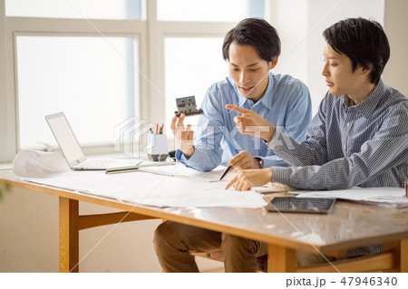 古民家を宿泊施設に改修して既存建物の有効活用をする一級建築士事務所の若い男性ビジネスマン 古民家を宿泊施設に改修して既存建物の有効活用をする一級建築士事務所の若い男性ビジネスマン 47946340