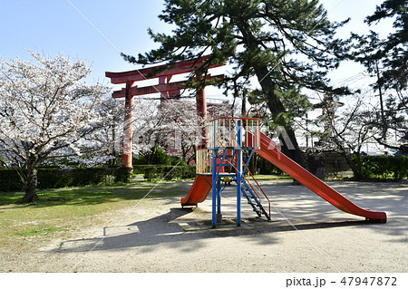 山口八坂神社の鳥居と遊具 山口八坂神社の鳥居と遊具 47947872