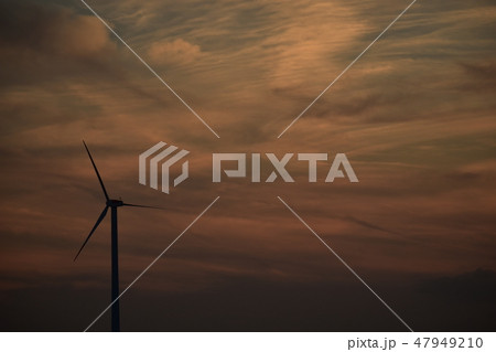 筆で描いたような雲に風力発電が一本 筆で描いたような雲に風力発電が一本 47949210