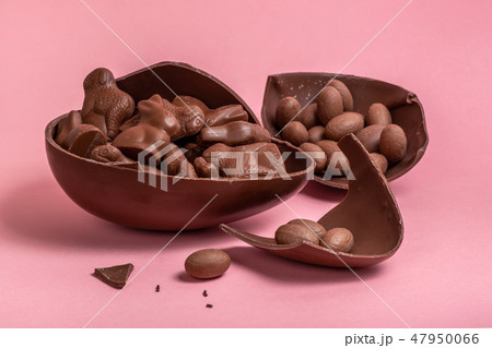 Easter eggs, bunnies and lambs in broken chocolate 47950066