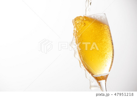 グラスに注いだビール 47951218