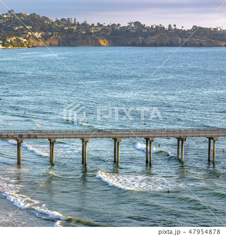 Scripps Pier and houses in the coast of California 47954878