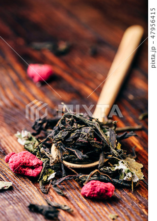 Wooden spoon of raspberry herbal tea 47956415