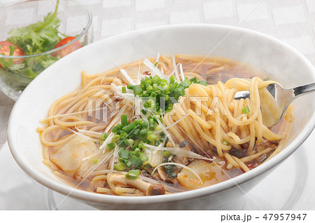 きのこの和風スープパスタ 湯気付き きのこの和風スープパスタ 湯気付き 47957947