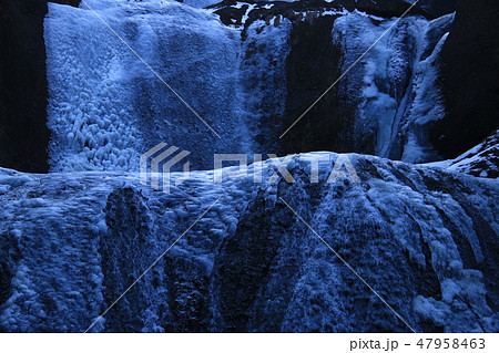 氷瀑　凍結した袋田の滝の雄姿 47958463