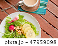 サラダプレートとカフェラテ サラダプレートとカフェラテ 47959098