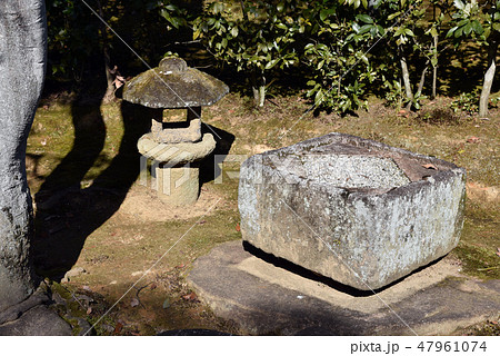 桂離宮 手水鉢と石灯篭 桂離宮 手水鉢と石灯篭 47961074