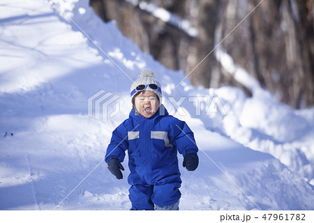 雪遊びする子ども 雪遊びする子ども 47961782