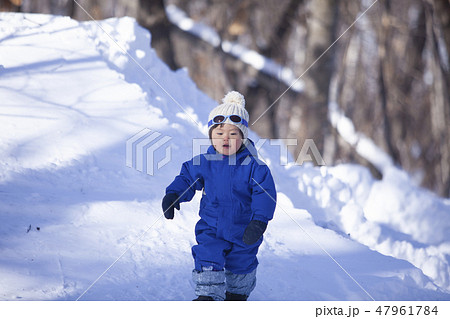 雪遊びする子ども 雪遊びする子ども 47961784