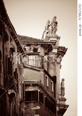 Roof statue 47962143