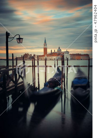 Gondola and San Giorgio Maggiore island sunrise 47962404