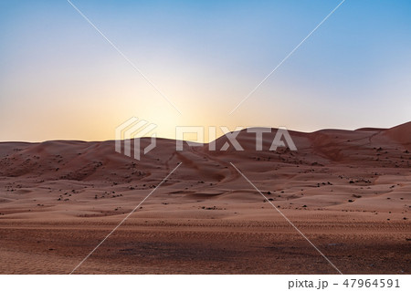 ワヒバ砂漠の夜明け(オマーン、ワヒバ・サンズ) ワヒバ砂漠の夜明け(オマーン、ワヒバ・サンズ) 47964591