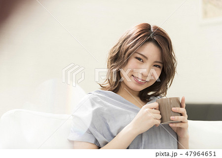 若い女性　リラックス　休日　ライフスタイル　飲物 47964651