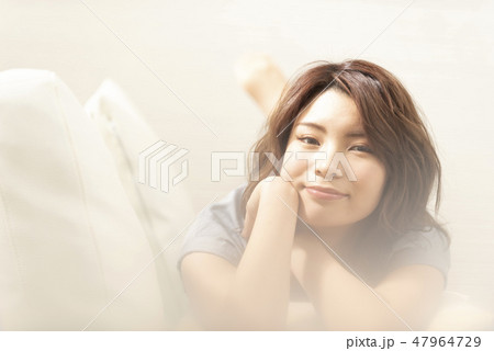 若い女性 ソファー リラックス ほおづえ ライフスタイル 若い女性 ソファー リラックス ほおづえ ライフスタイル 47964729