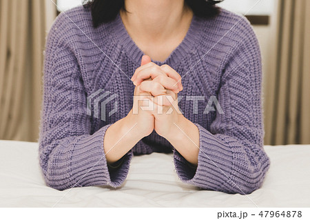 お願いする女性 47964878