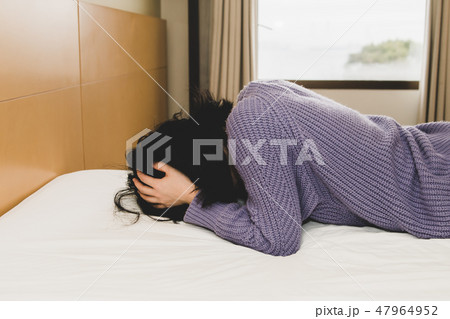 ベッドで落ち込む女性 47964952